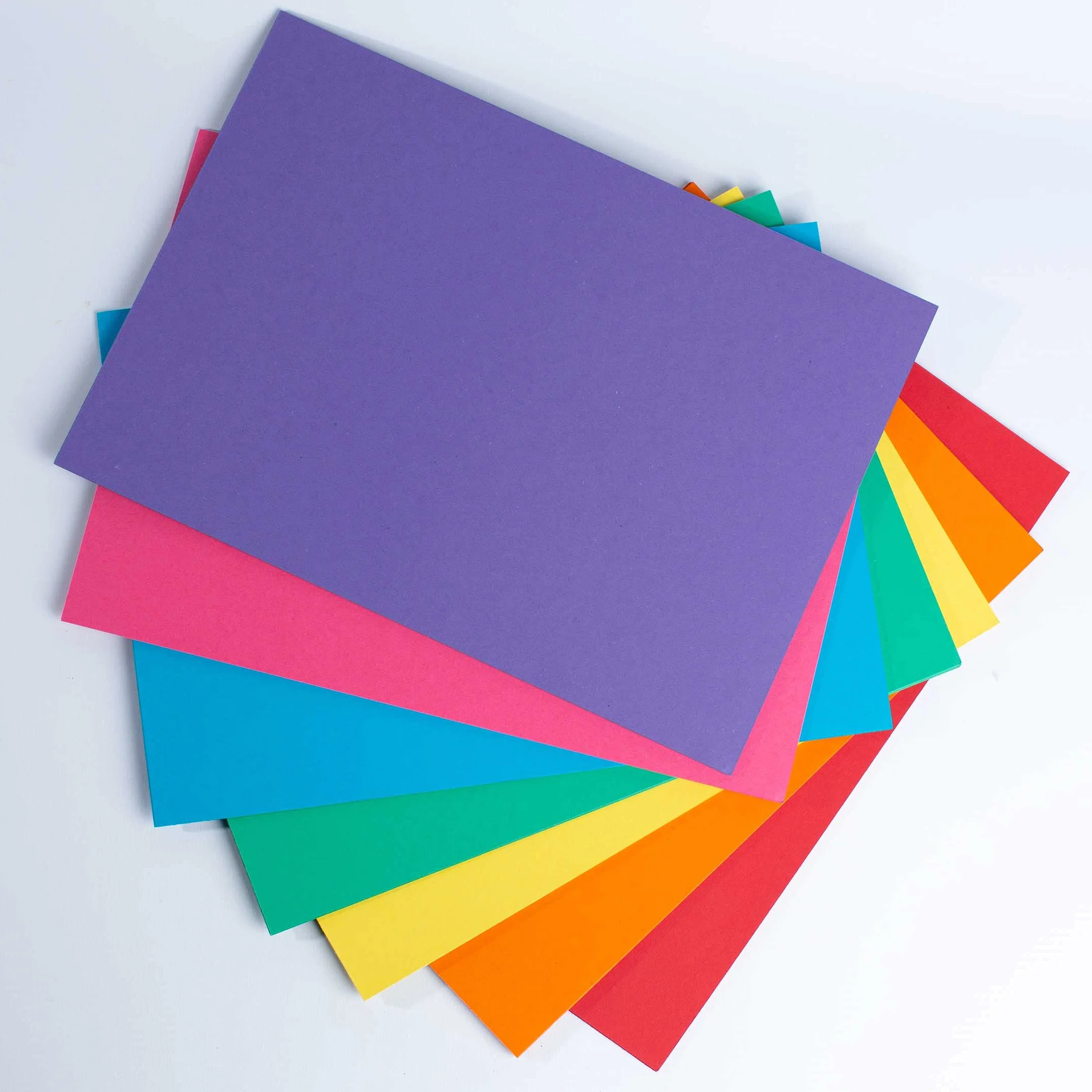 Feuilles cartonnées A4 160 g/m² Lot de 50 Couleur arc-en-ciel