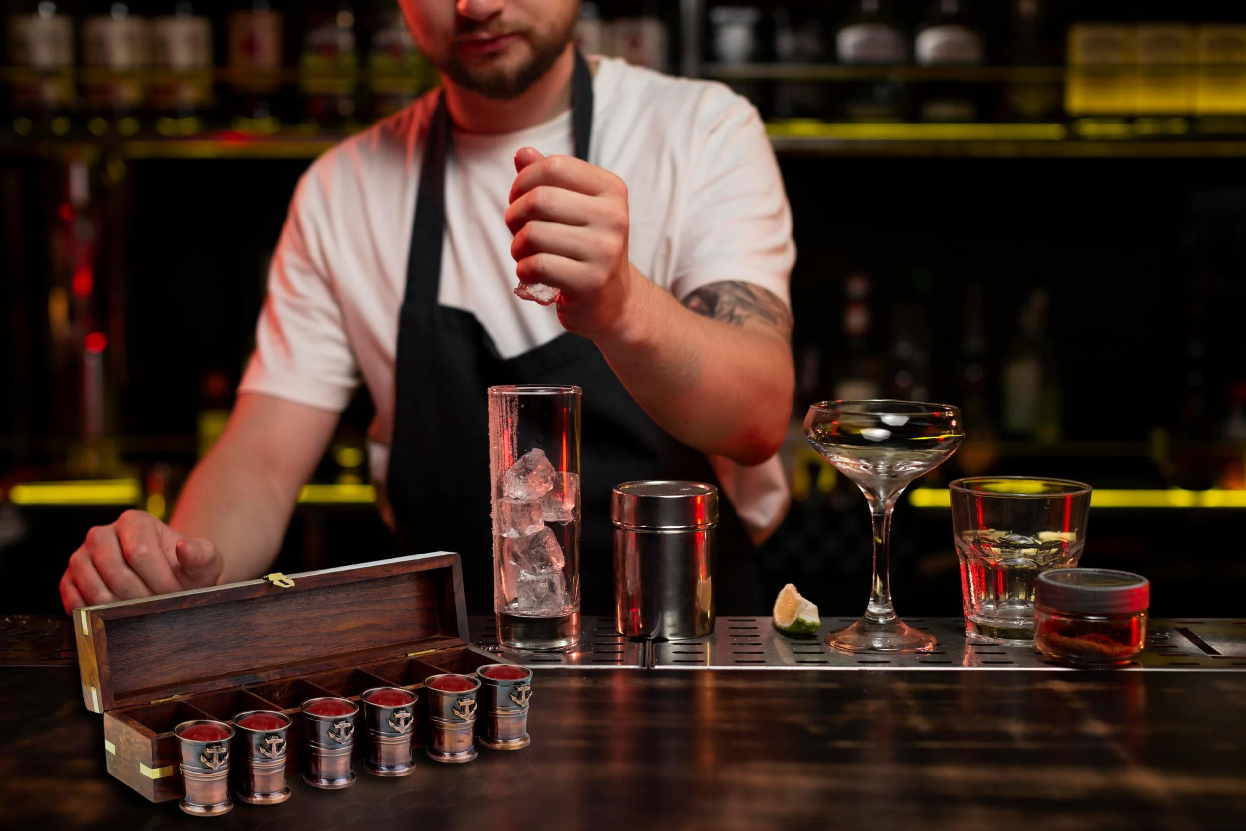 6 verres à shot avec étui en palissandre Compartiments Accessoires de rangement de bar en bois Idées cadeaux pour hommes Vaisselle