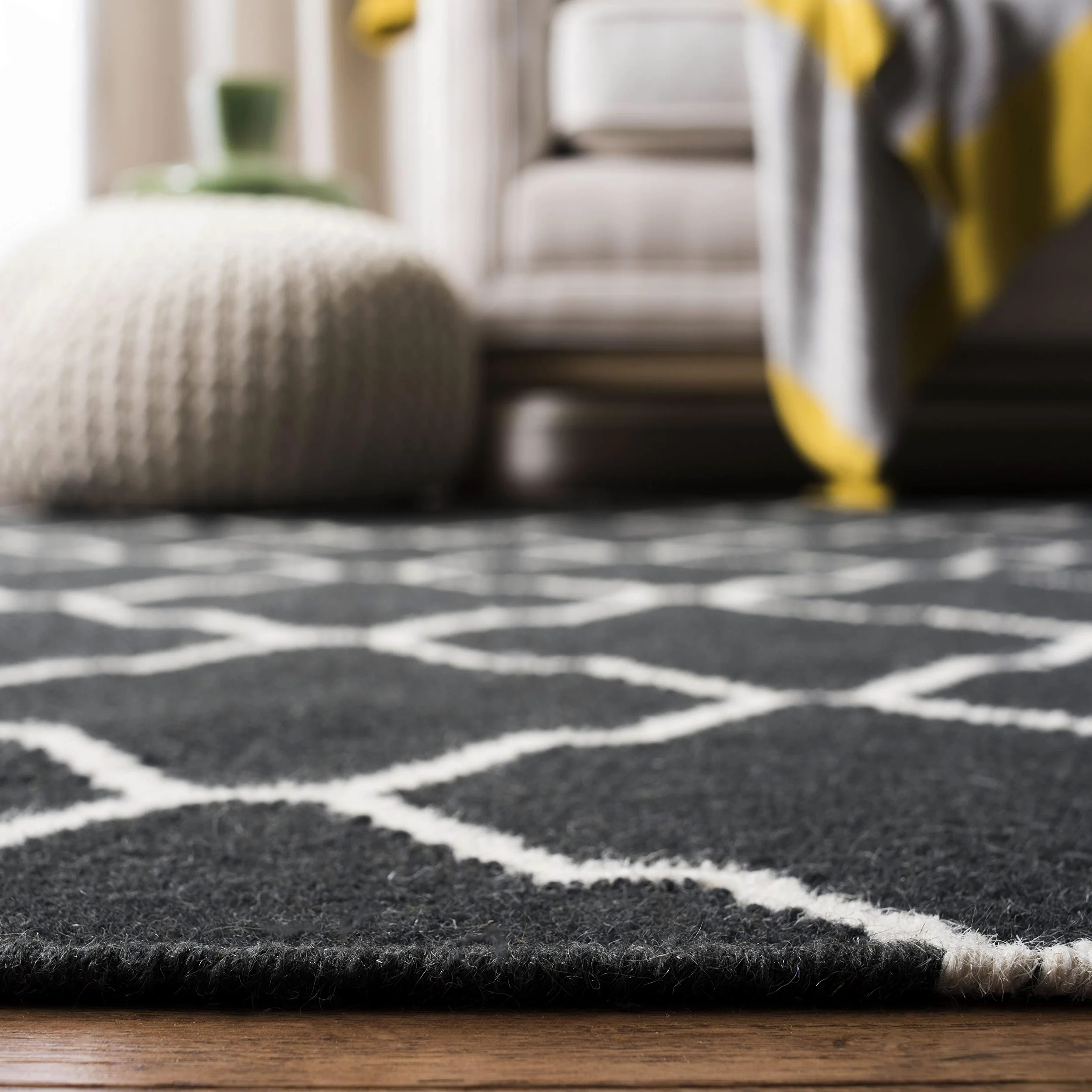 SAFAVIEH Tapis Contemporain pour Salon, Salle à Manger, Chambre à Coucher - Dhurrie Collection, Tapis à Poil Court, Chocolat et Ivoire, 91 X 152 cm