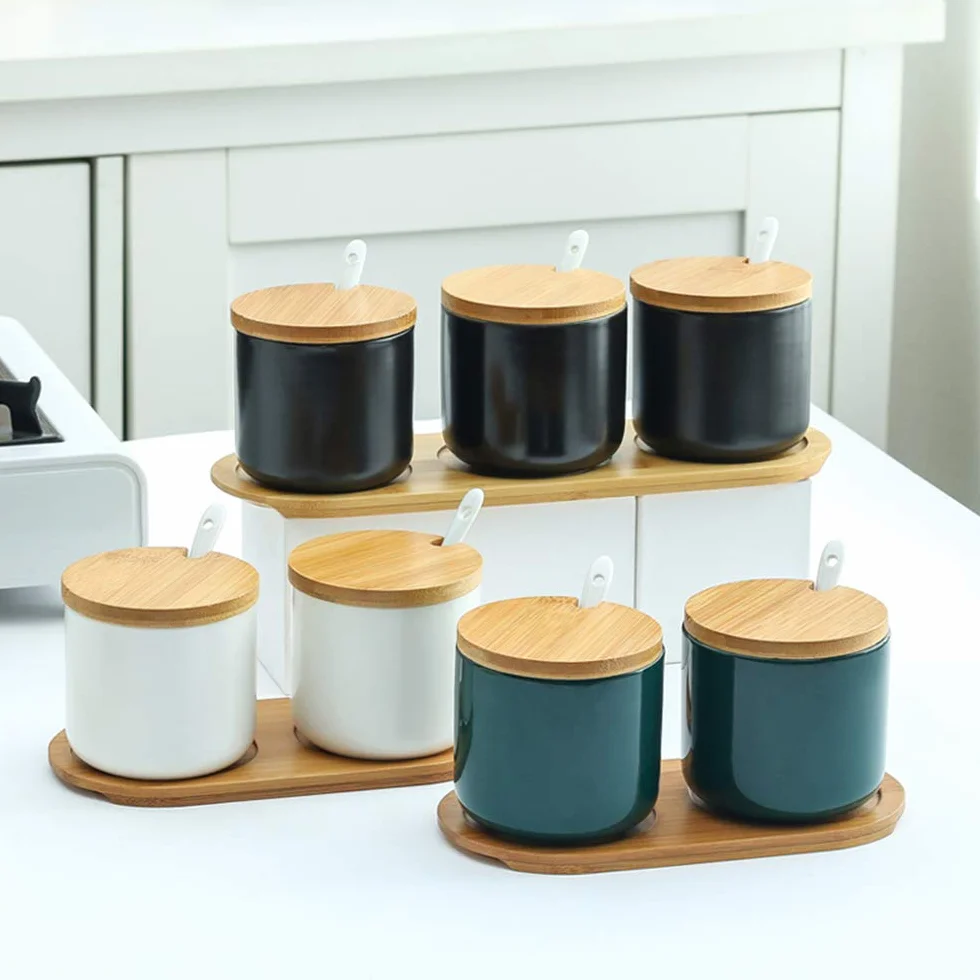 Lot de 3 Céramique Sucrier Rond Seasoning Containers Pot à épices Sel Spice Jar avec Cuillère Plateau Bambou