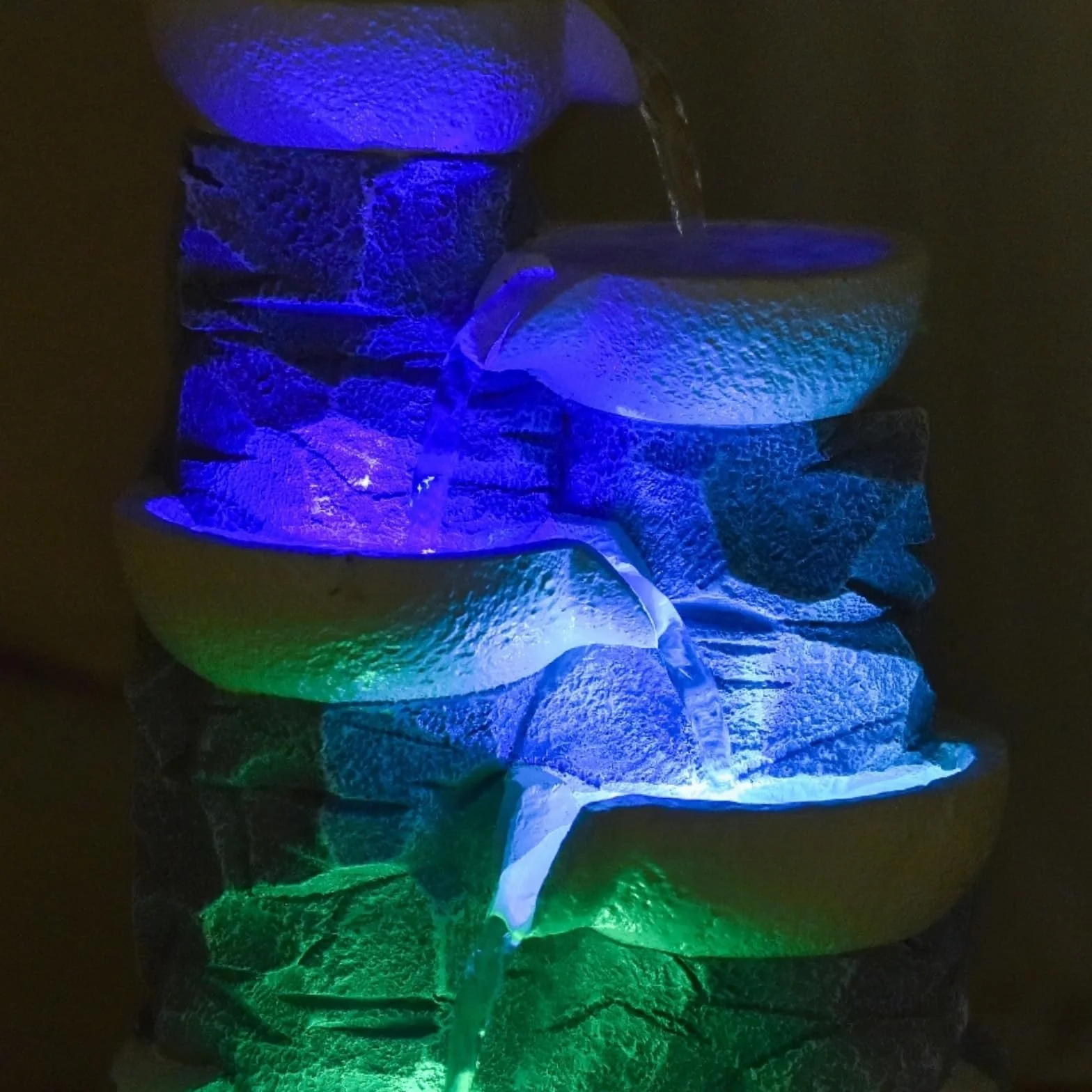 Fontaine d’Intérieur Cascade 4 Niveaux Jarre Effet Pierre Naturelle Lumière LED Coloré, Déco Zen, H 31cm – Ganda Zen’Light