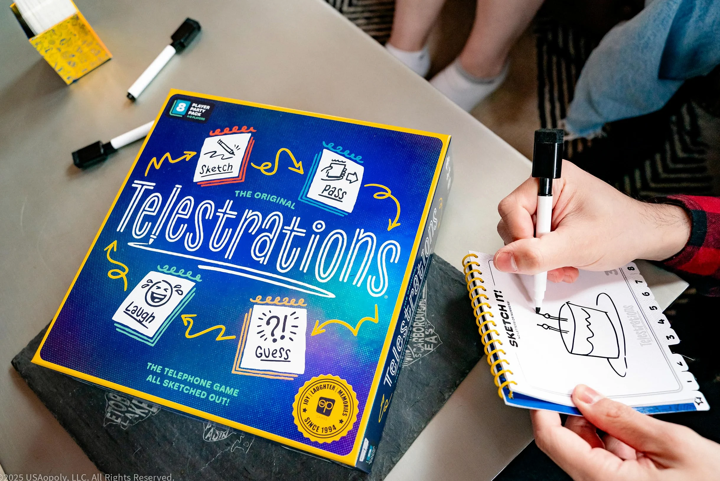 USAopoly Telestrations Refresh Jeu de fête de Famille à partir de 10 Ans 4 à 8 Joueurs 30 Minutes de Temps de Jeu ou Plus
