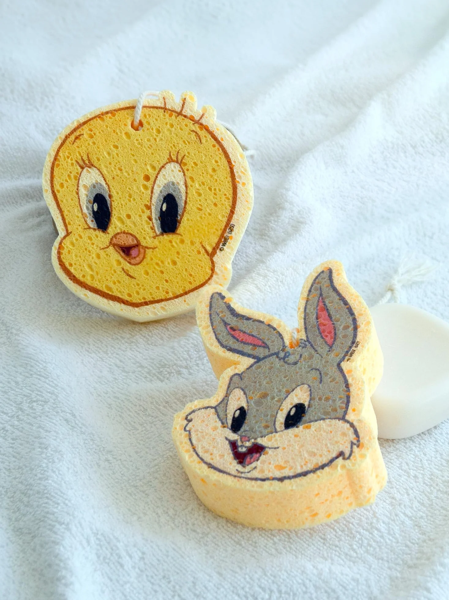 Looney Tunes Eponge Bain Enfant Bugs Bunny - Accessoire Baignoire Douche Mousse - Ultra-Douceur Corps Bébé - Nettoyage Doux - Officiel Warner Bros