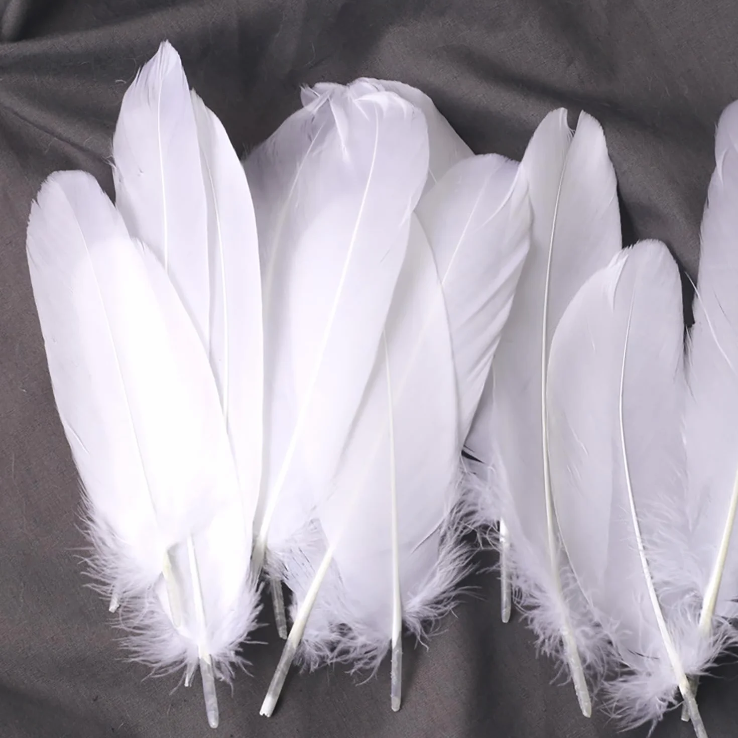 JOYOLA 100 Plumes Blanches Naturelles d'Oie pour Décoration DIY Mariage Noël