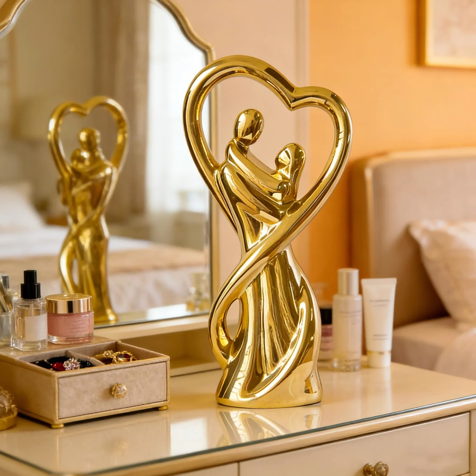 Statue en Porcelaine d'Art Couple Affectueux 32cm Peinte à la Main, Symbole d'Amour, Décoration Or (Gold)