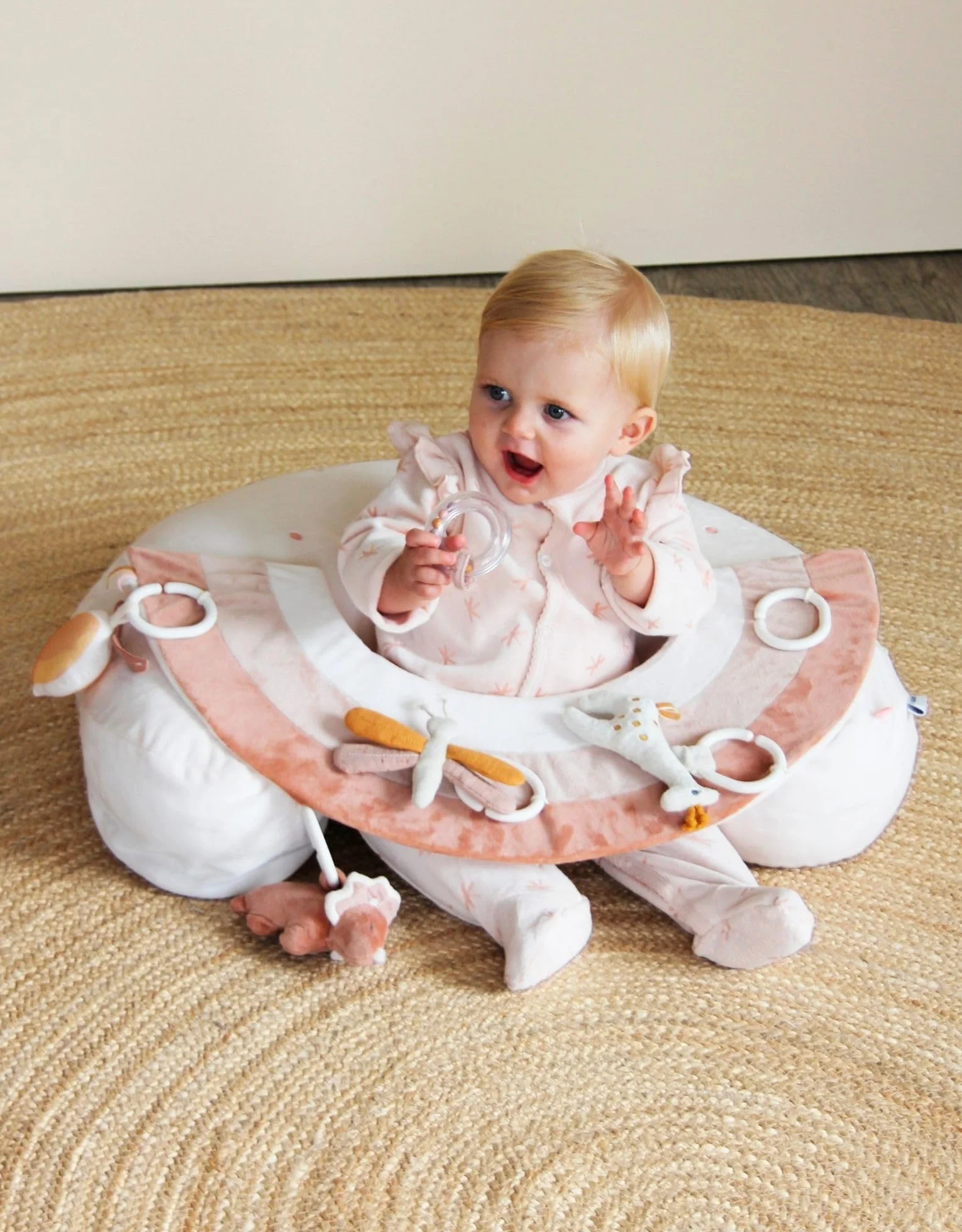 Noukie's Coussin d'activités en Veloudoux Popsie Gigi & Louli