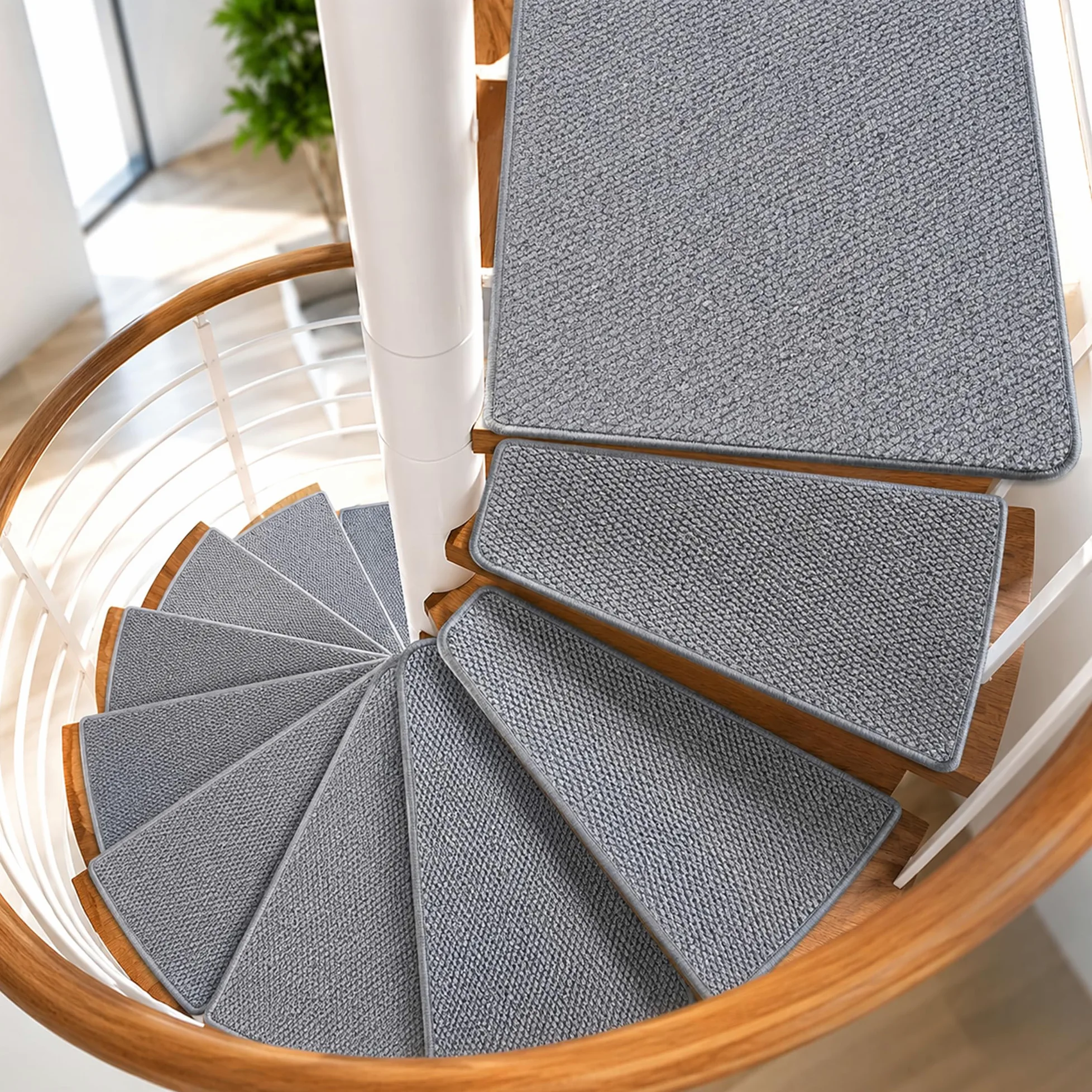 4 Pièces Tapis Antidérapants pour Escalier Tournant Auto-Adhésifs | Tapis doux avec dos adhésif. Idéal pour escaliers en bois ou colimaçon. Protège les marches et prévient les glissades.