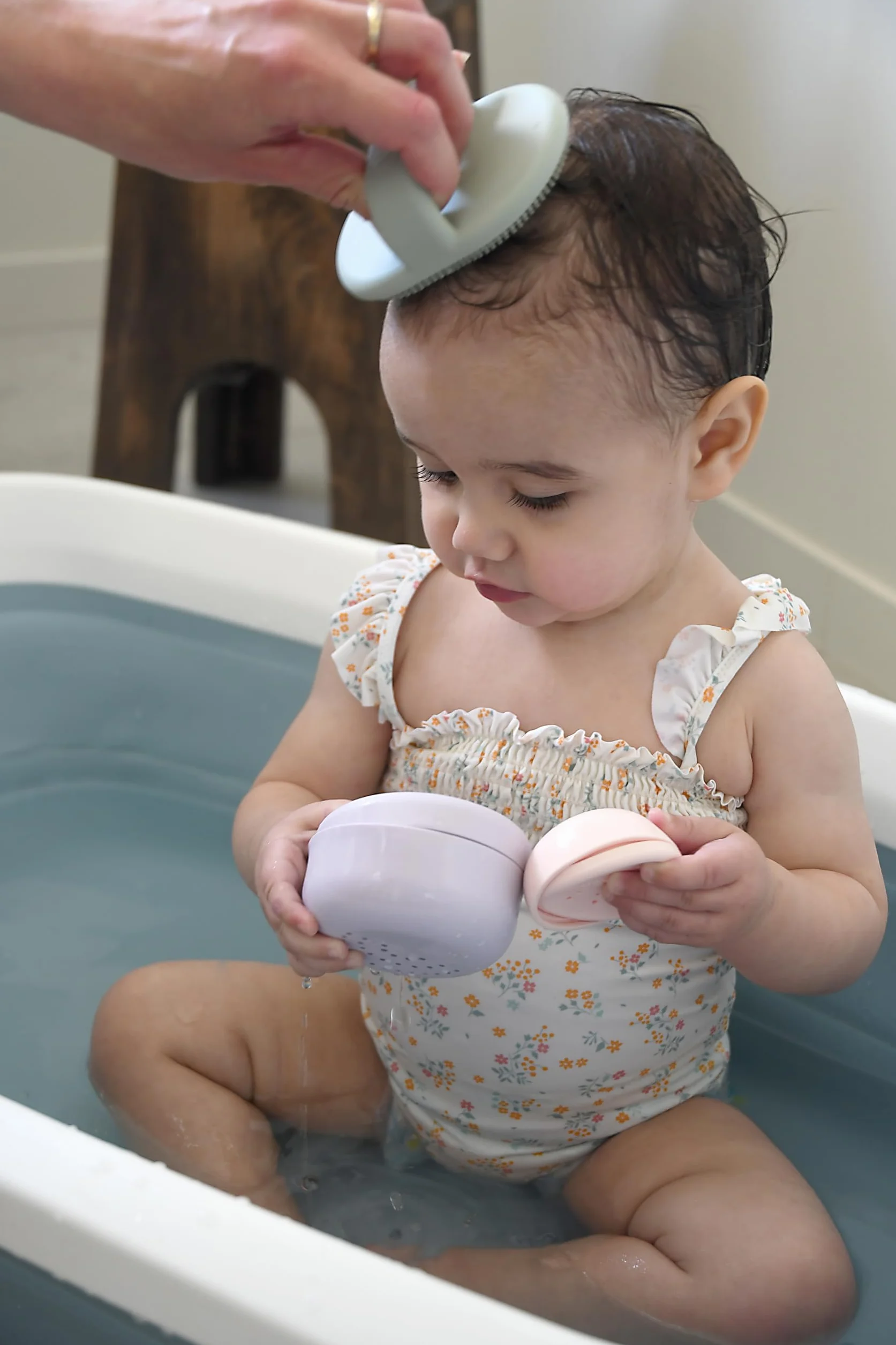 BÉABA Brosse de Bain Bébé Silicone 2 Côtés Poils Fin Masser Poils Épais Croûtes de Lait Doux Vert de Gris