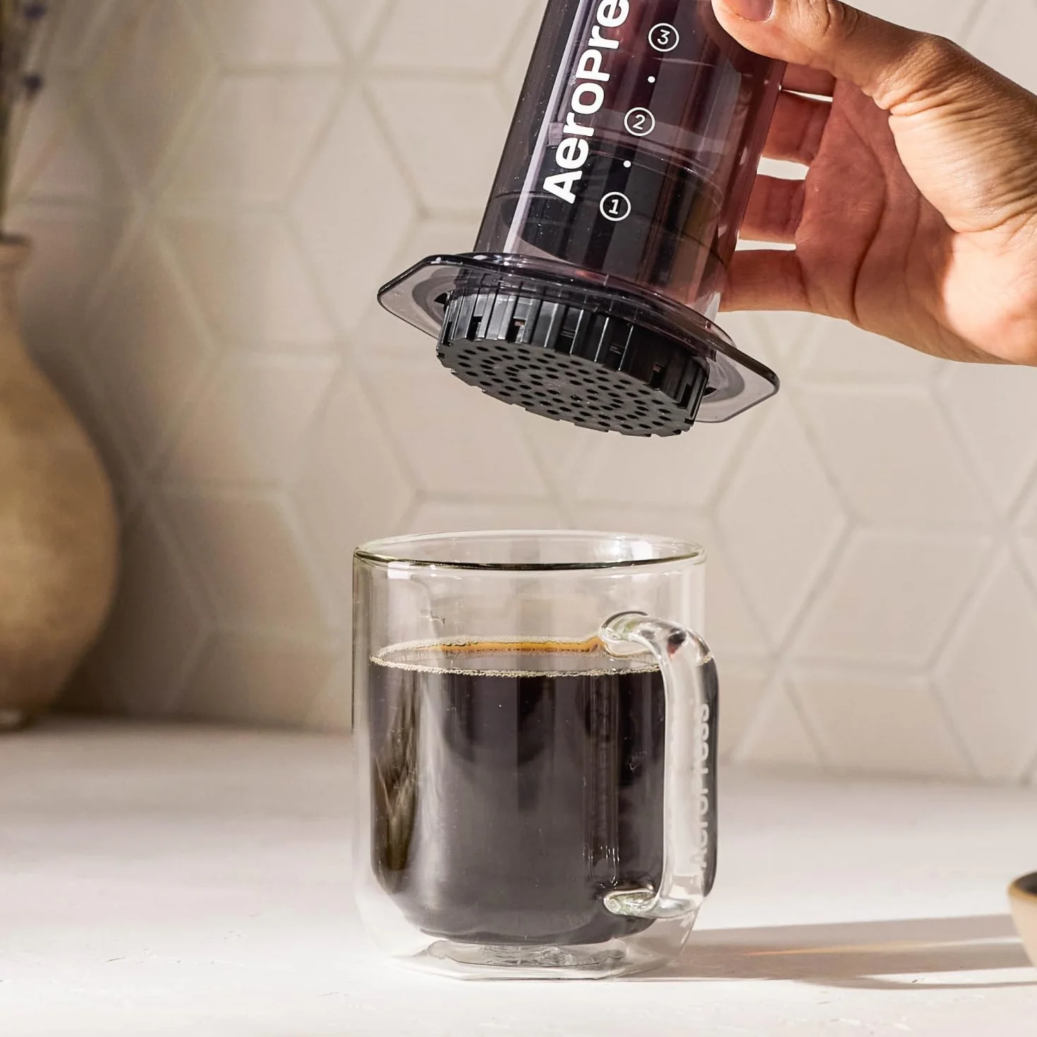 AeroPress Clear Black cafetière à piston tout-en-un, expresso et filtre, infusion 2 minutes, portable voyage camping