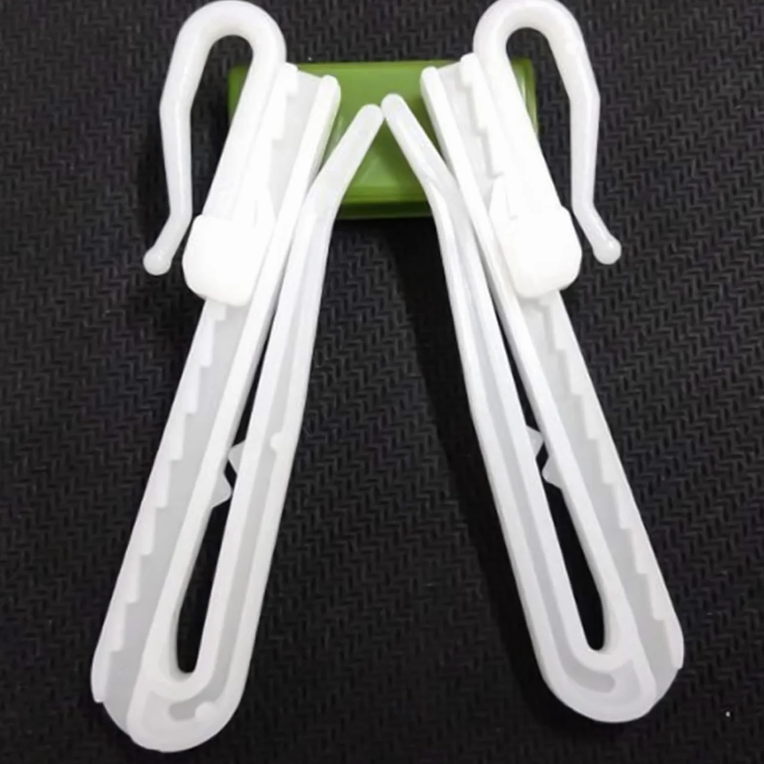 Artibetter Crochets de Rideaux Design Simple et Robuste Lot de 100 en Plastique Réglables Arrondis pour Voilage Fenêtre et Tringle sans Perçage