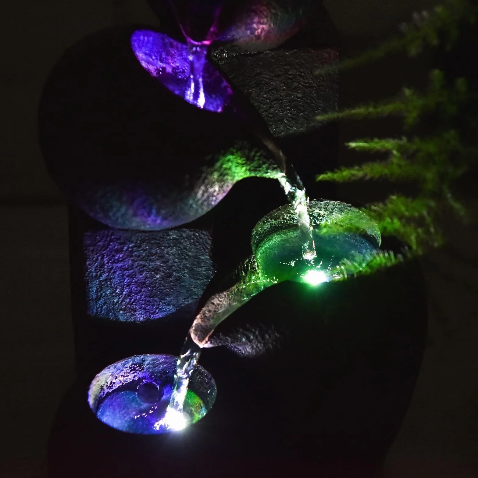 Fontaine d’Intérieur Cascade 4 Niveaux Effet Pierre Naturelle Lumière LED Coloré, H 25cm – Luba Zen’Light