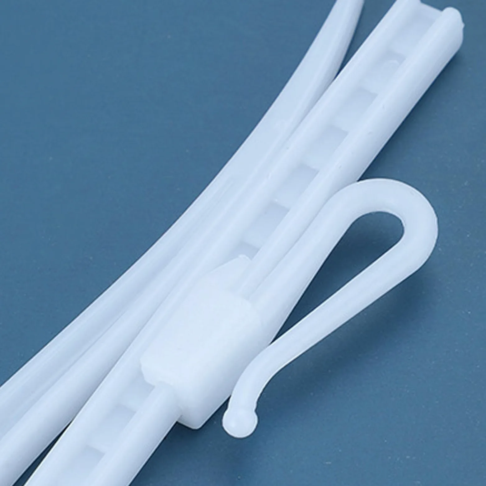 Artibetter Crochets de Rideaux Design Simple et Robuste Lot de 100 en Plastique Réglables Arrondis pour Voilage Fenêtre et Tringle sans Perçage