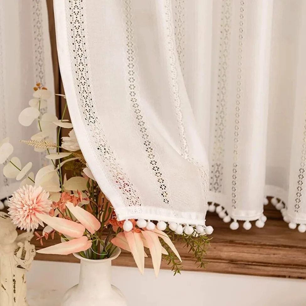 Rideaux en Dentelle Blanc avec Pompons, 2 Pièces Rideau Florales au Crochet de Ferme Française Filtre la Lumière Poche de Tige pour Armoire Salon(WxH250x180cm/98x71inch)