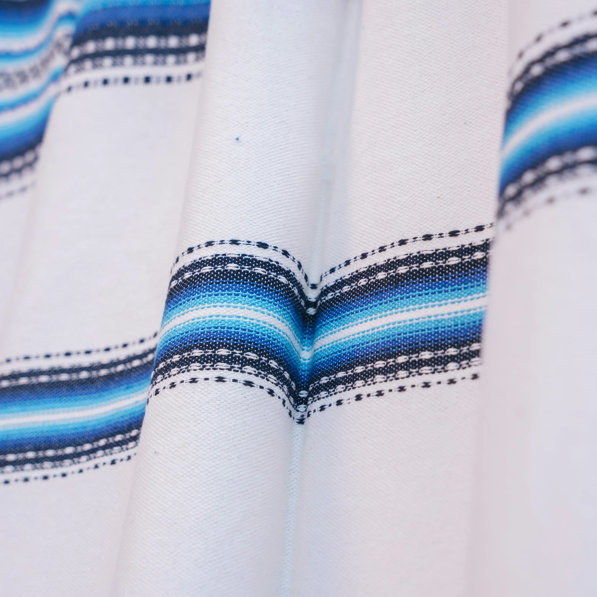 Rideau d'ameublement rustique des Alpujarras pour porte extérieure (160 x 215 cm) couleur Écru-bleu. Fabriqué en Espagne en fibre naturelle de coton. Fait fonction de moustiquaire et de pare-soleil