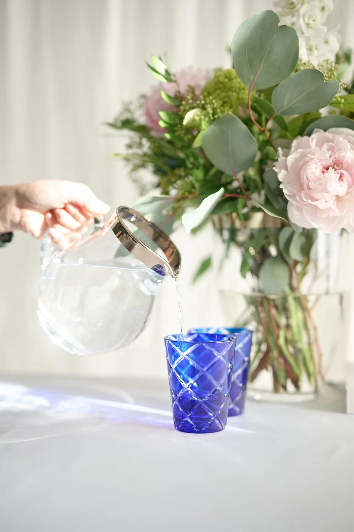 EDZARD Carafe en verre Olivia, verseuse en cristal fin avec bordure en platine, volume de remplissage 1,0 litre, hauteur 16 cm