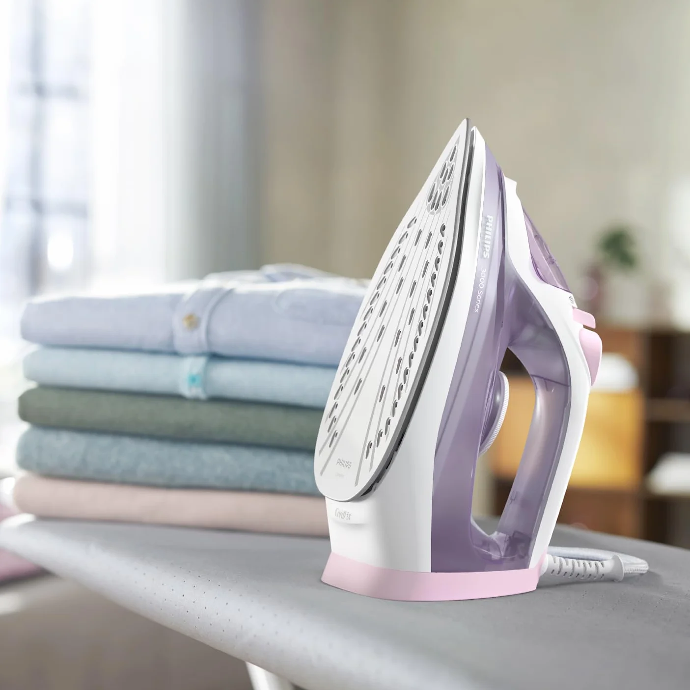 Philips Fer à Repasser Série 3000 2000W 140g 30g/min Semelle Céramique 300ml Mauve Blanc