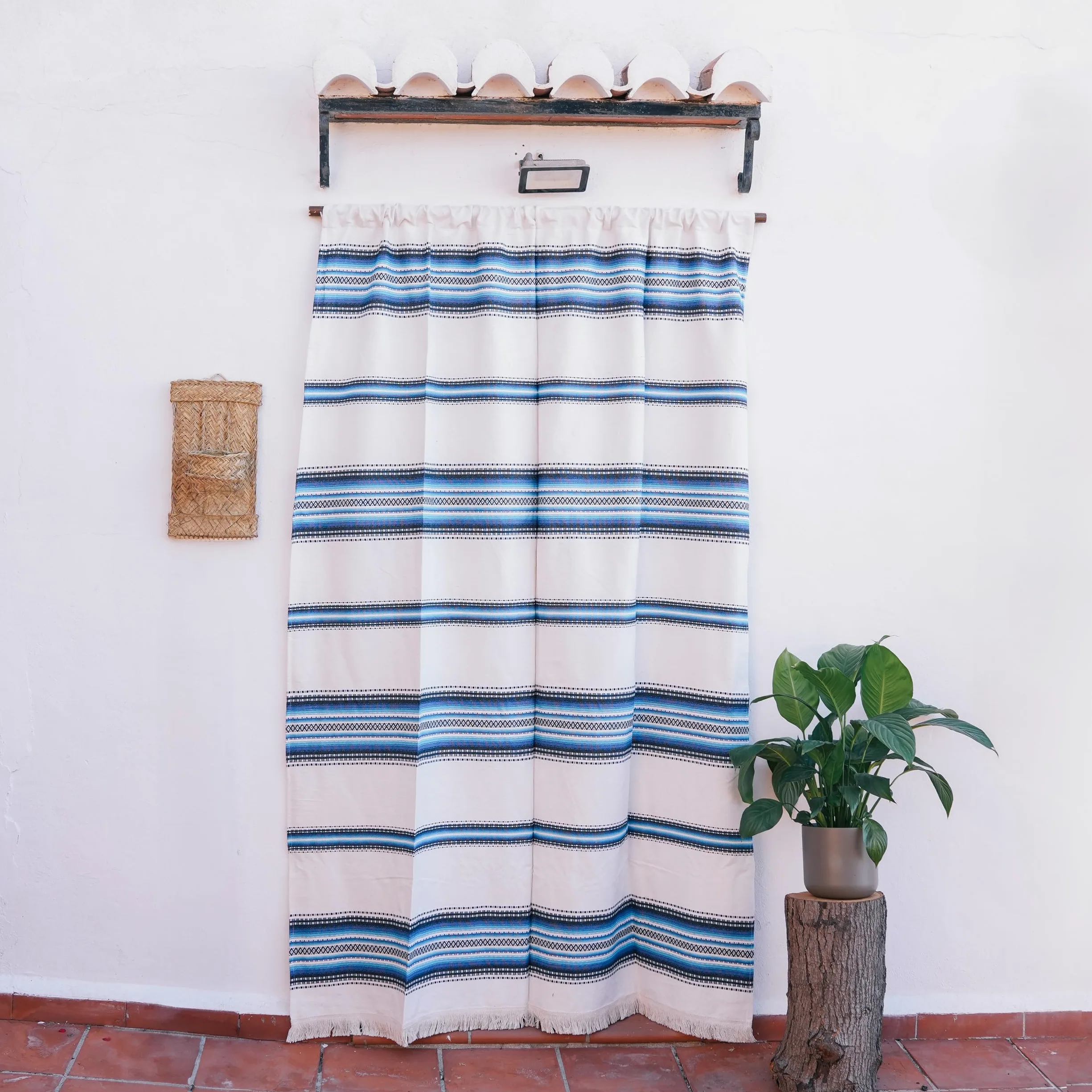 Rideau d'ameublement rustique des Alpujarras pour porte extérieure (160 x 215 cm) couleur Écru-bleu. Fabriqué en Espagne en fibre naturelle de coton. Fait fonction de moustiquaire et de pare-soleil
