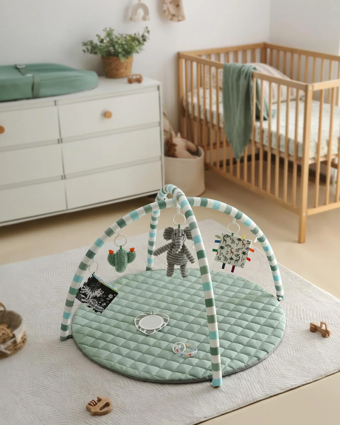 Blissful Diary Tapis d'Éveil Bébé avec Arche Amovible, 6 Jouets Sensoriels et Moteurs, Vert Sauge