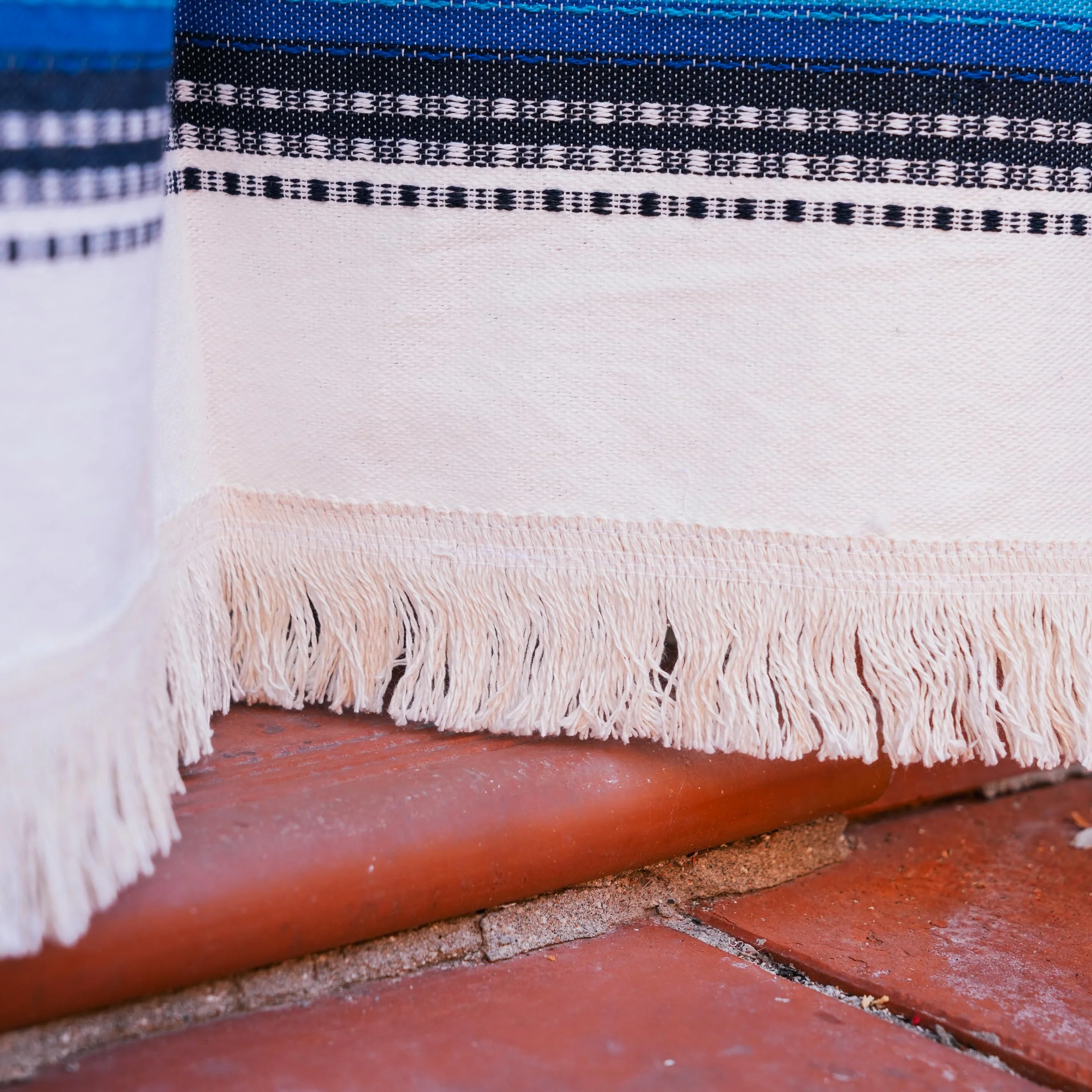 Rideau d'ameublement rustique des Alpujarras pour porte extérieure (160 x 215 cm) couleur Écru-bleu. Fabriqué en Espagne en fibre naturelle de coton. Fait fonction de moustiquaire et de pare-soleil