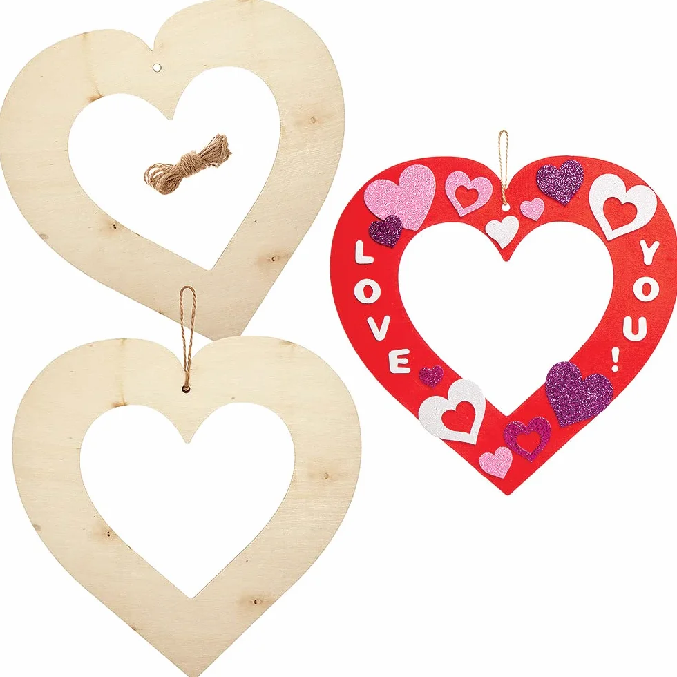Baker Ross FX500 Couronnes en bois en forme de cœur Lot de 6 Décorations Saint-Valentin fait soi-même