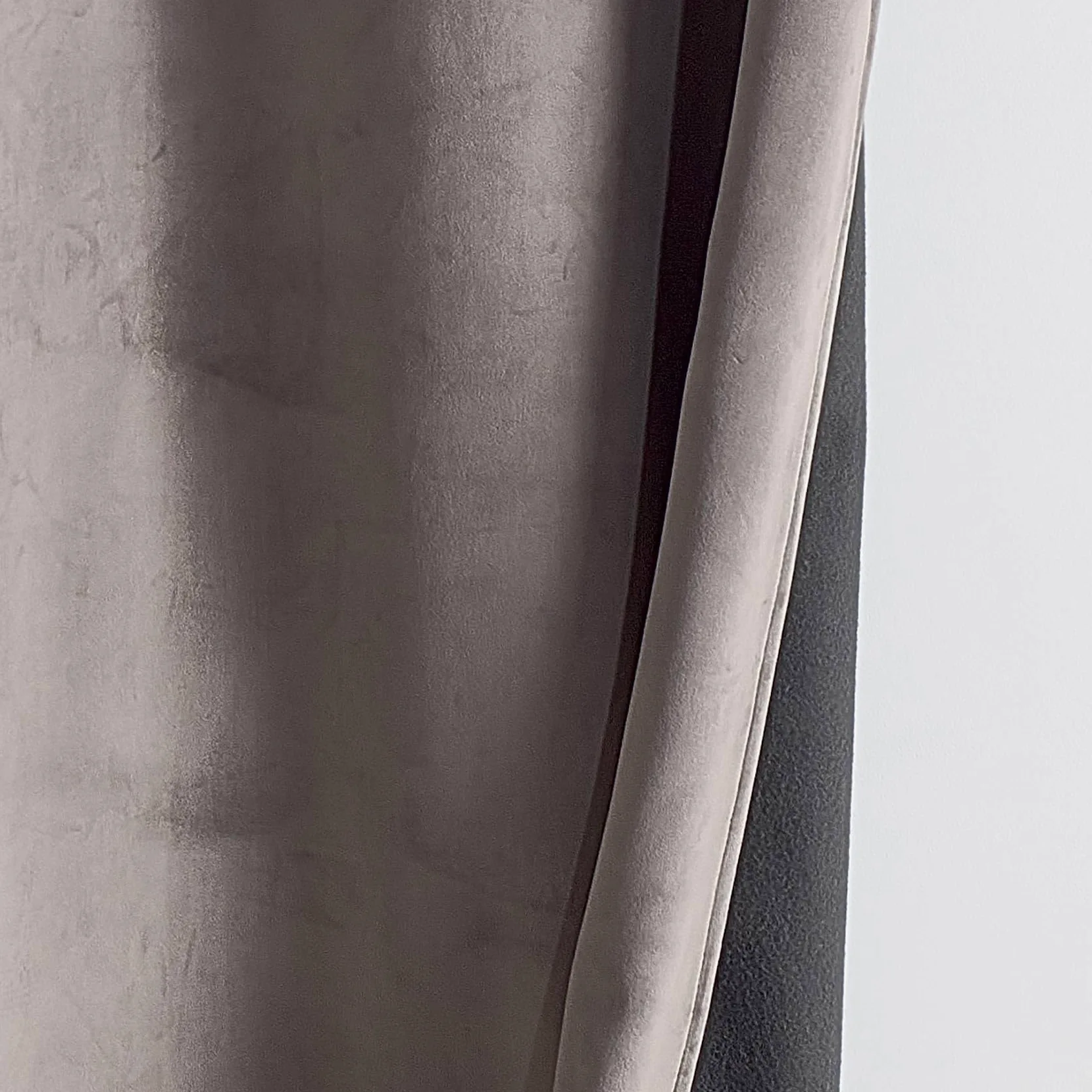 Rideau Isolant Et Occultant en Velours Doublé Polaire - Velours 100% Polyester - Thermique Phonique - pour Chambre Salon - Ruban Thermocollant Inclus - 135 x 280 cm - Taupe