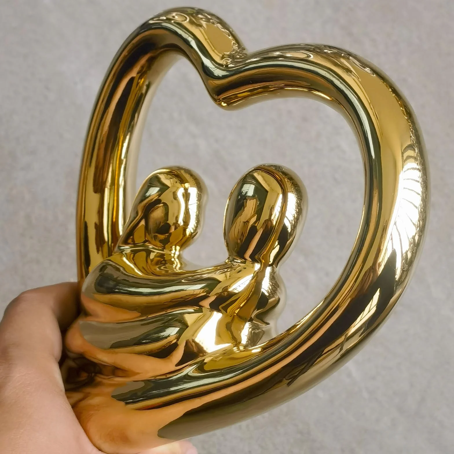 Statue en Porcelaine d'Art Couple Affectueux 32cm Peinte à la Main, Symbole d'Amour, Décoration Or (Gold)
