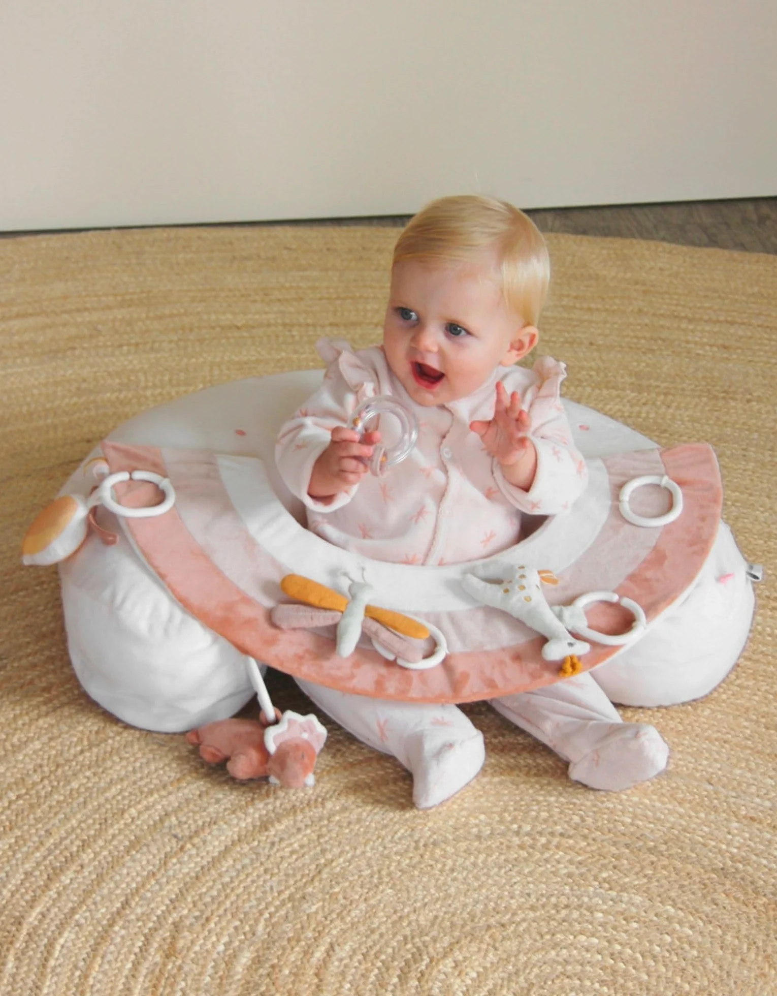 Noukie's Coussin d'activités en Veloudoux Popsie Gigi & Louli