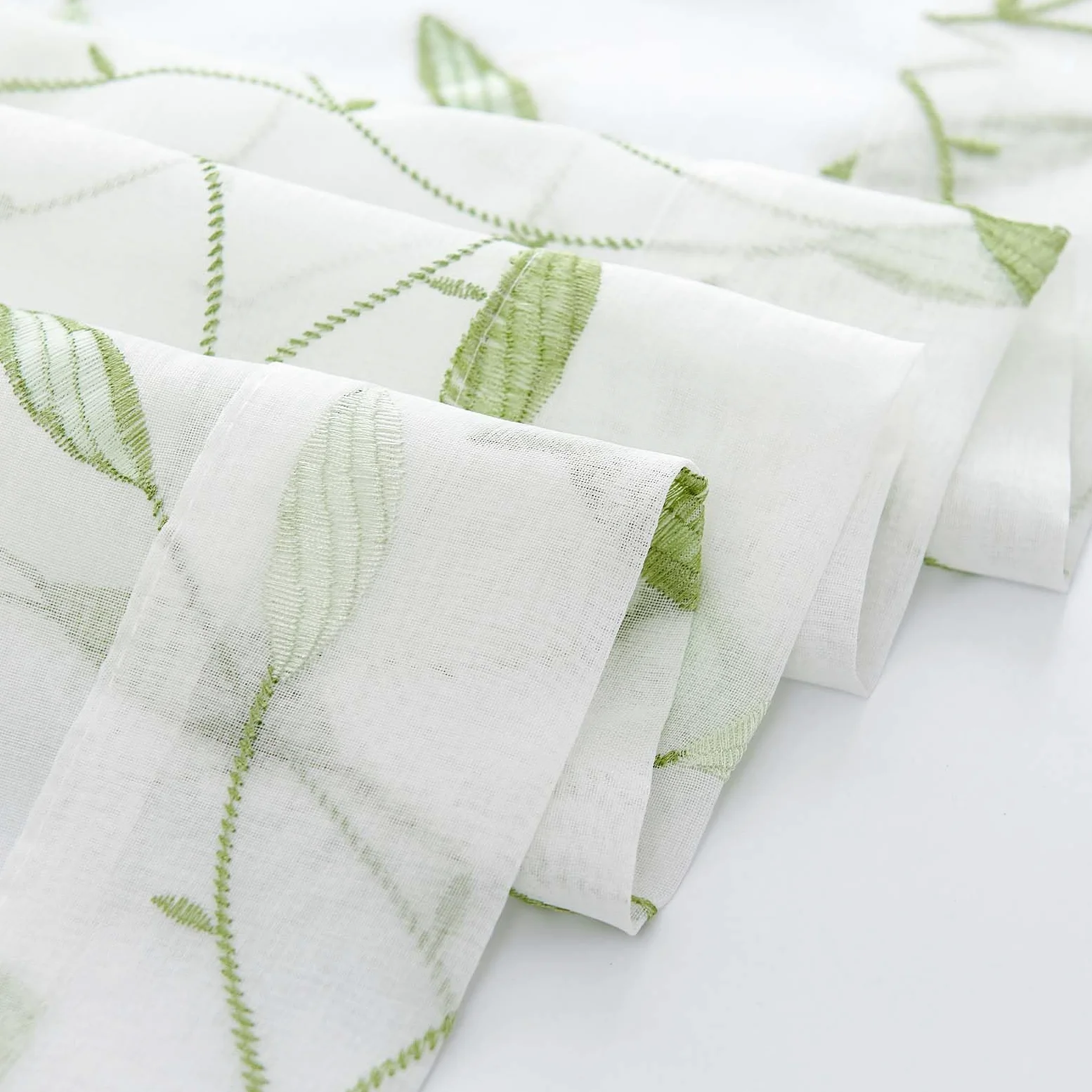 TOPICK Lot de 2 Rideau Voilage avec Oeillets et Feuilles Brodées Rideau Fenetre Transparent Vert sur Blanc Décoration d'Intérieur Romantique Rideau Léger Frais pour Salon Chambre 140 x 225 cm (L x H)