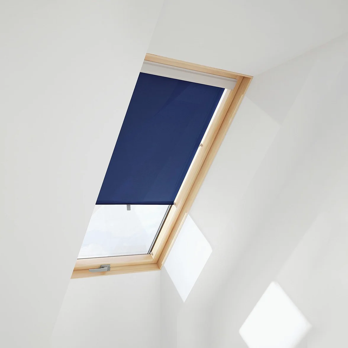 Itzala Store Enrouleur pour VELUX, MK04|MK06|MK08|M04|M06|M08, Bleu Foncé | Tamisage de la lumière, trois positions différentes