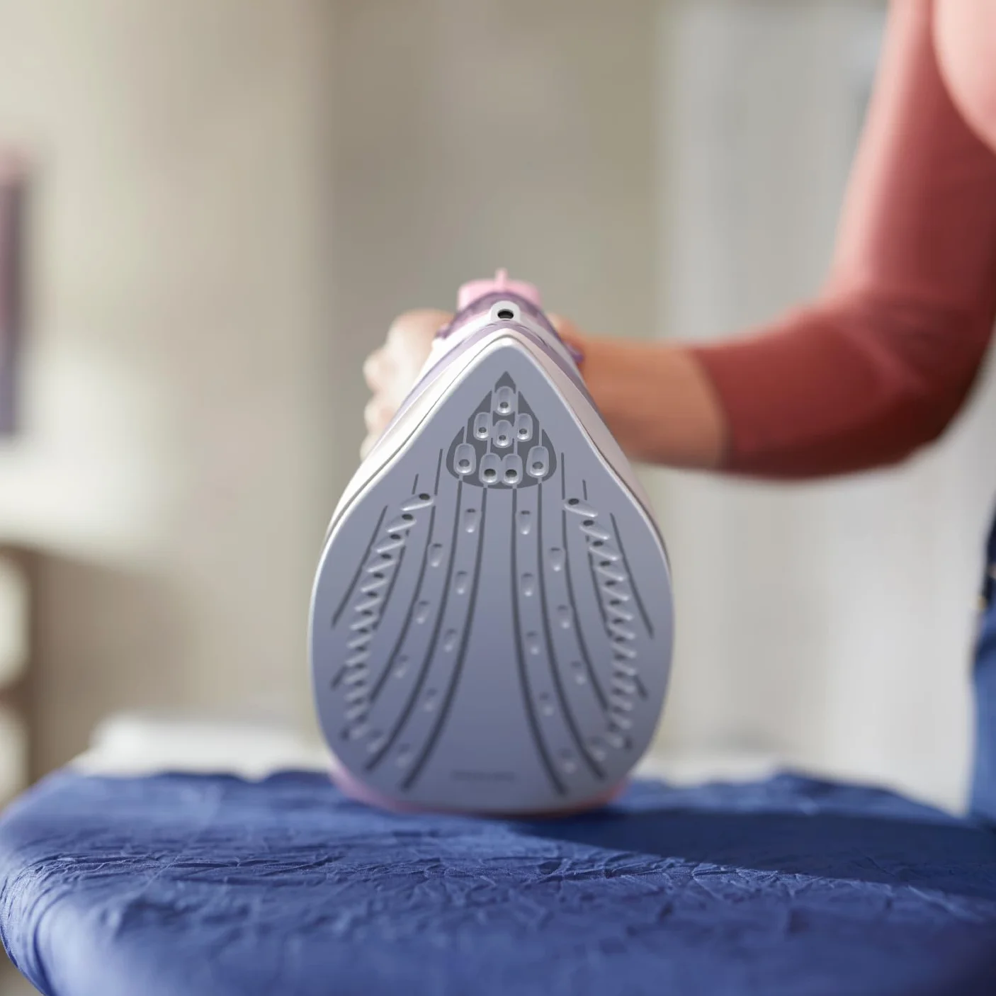 Philips Fer à Repasser Série 3000 2000W 140g 30g/min Semelle Céramique 300ml Mauve Blanc