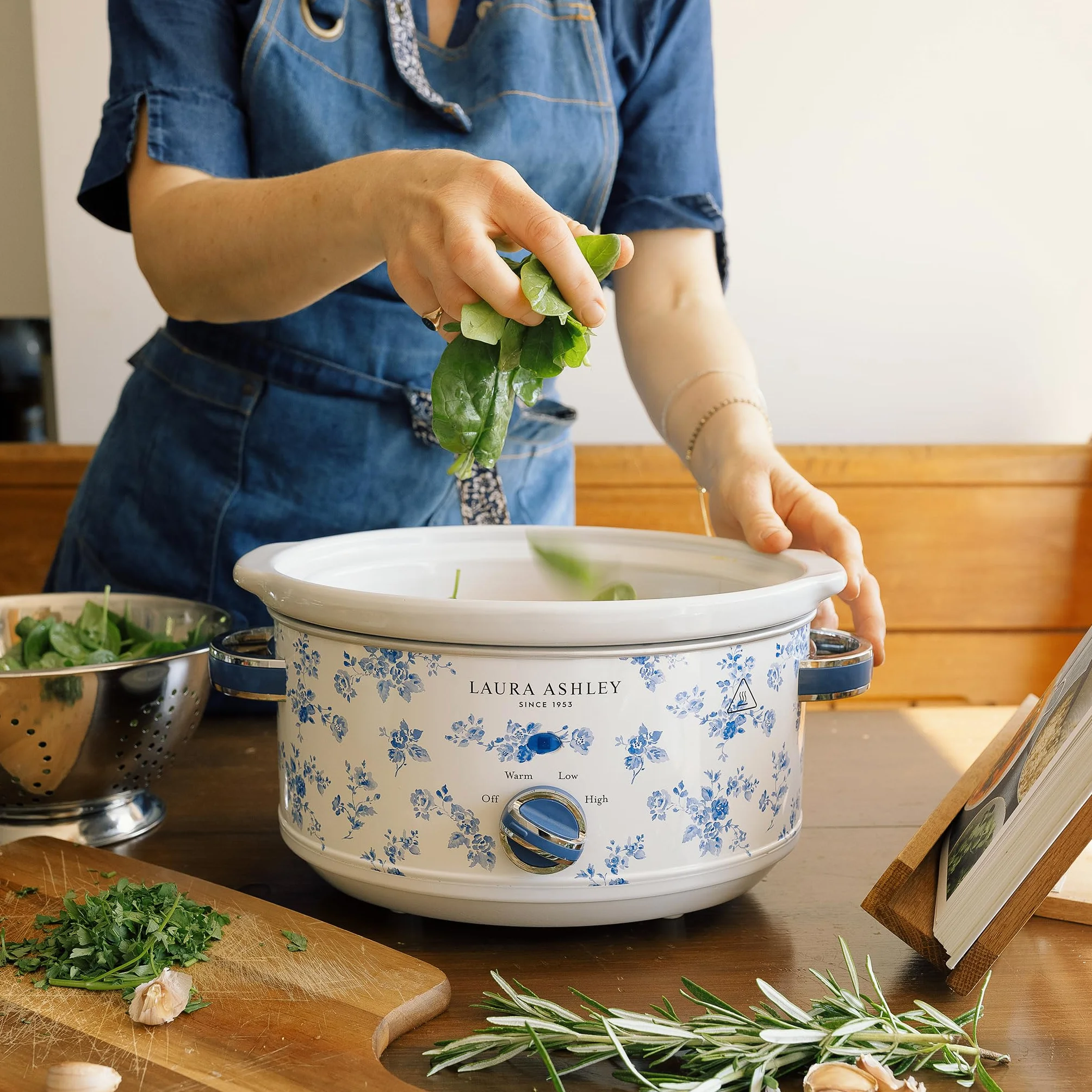 Laura Ashley Mijoteuse Electrique 6,5 Litres Imprimé China Rose VQ Slow Cooker 8-10 Personnes 3 Réglages Température Couvercle Verre Trempé
