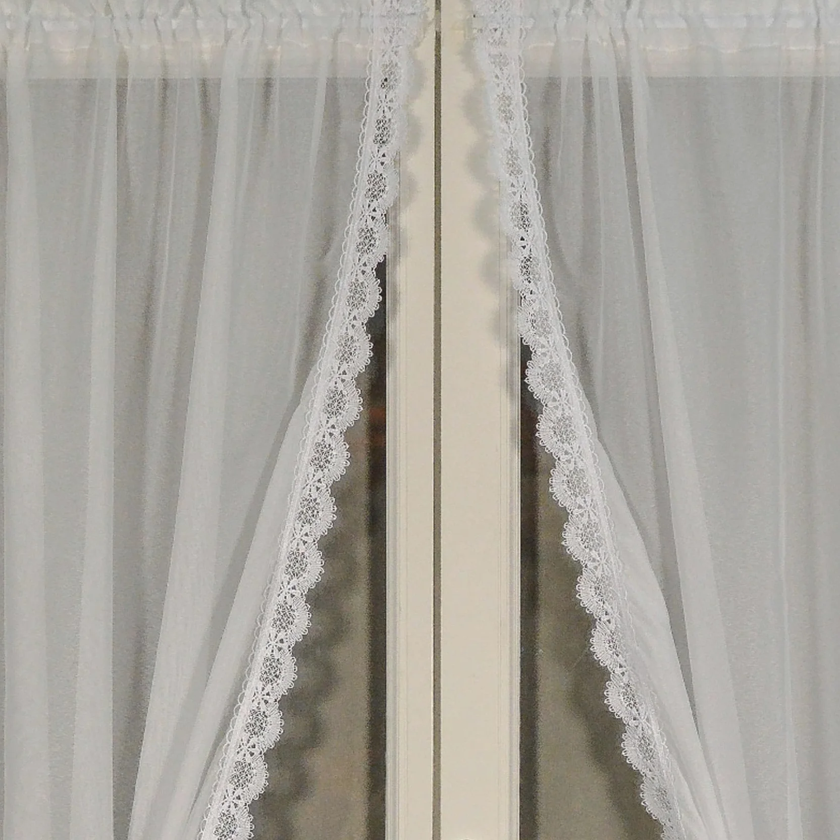 Paire de Rideaux Bonne Femme à Bord Macramé - Polyester - Style Traditionnel et Moderne - Ourlet Passe Tringle - Prêts à Poser - 95 x 160 cm - Blanc