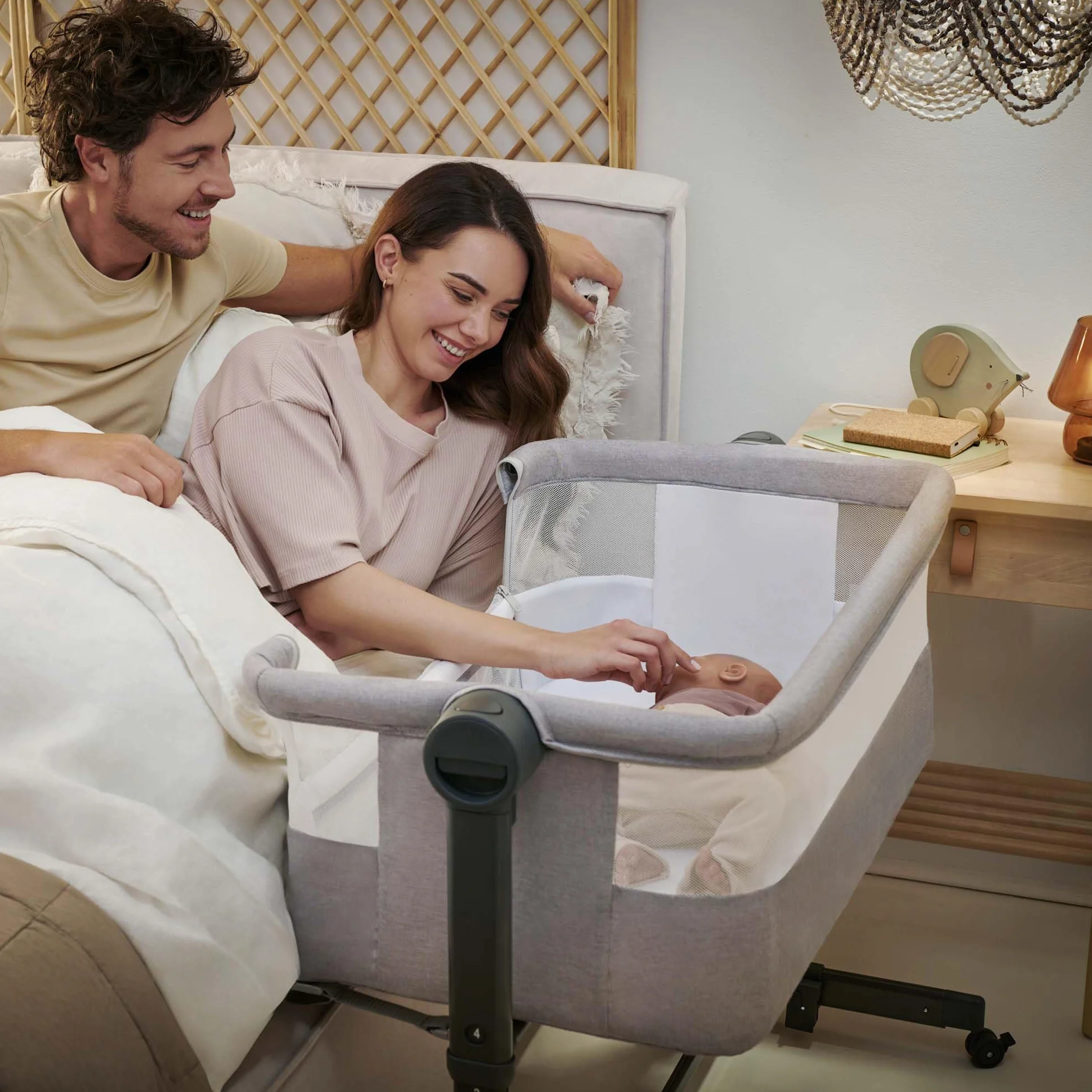 Kinderkraft NESTEE UP 2 Lit bébé cododo avec matelas, réglage hauteur, pieds réglables, gris clair