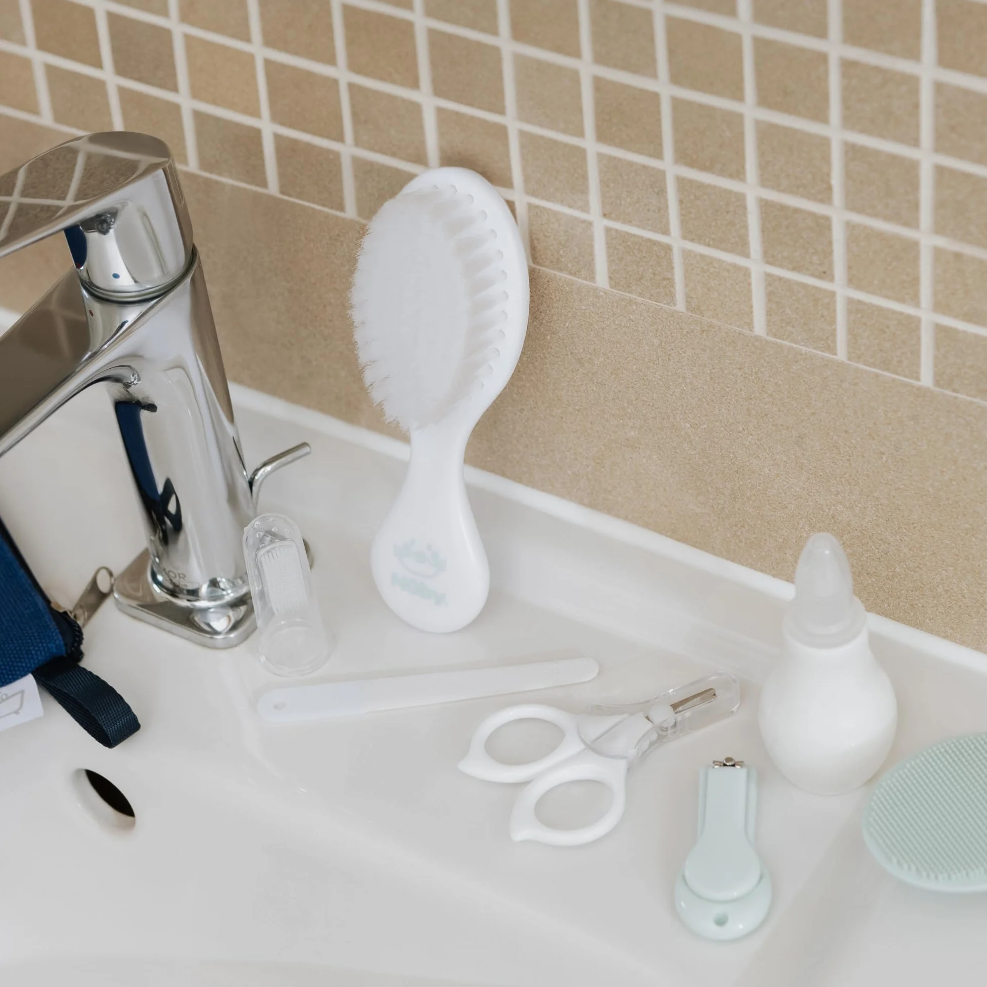 Nuby Kit de Soins pour le Bain de Bébé 8 Accessoires Essentiels Sac de Voyage Doublure Imperméable