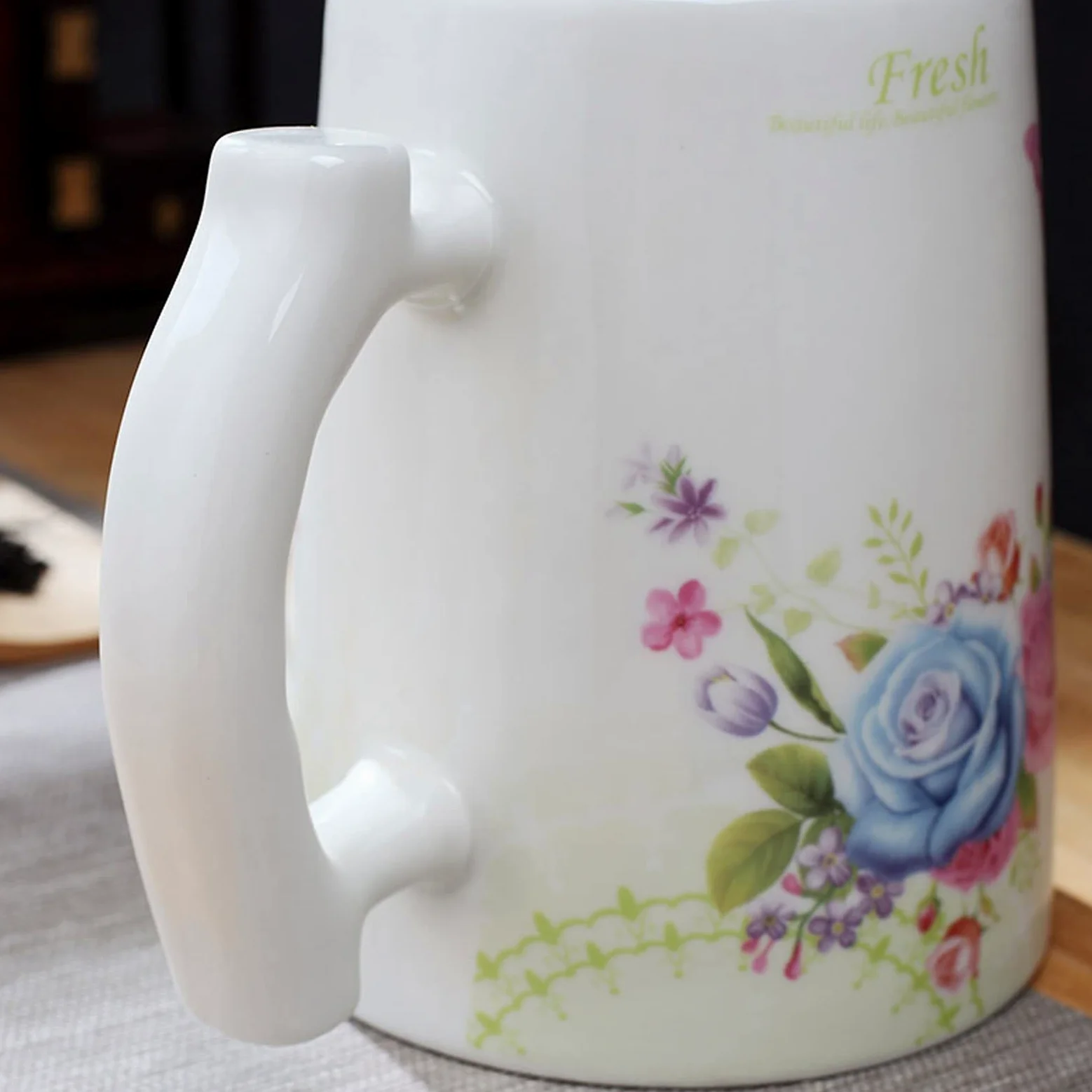 Carafe Eau Grande crosse à eau avec poignée et couvercle domestique pichet en céramique rétro poignée de théière de théière exquise for un ami neuf d'un ami (101,4 oz) Pichet à Thé Glacé(A)
