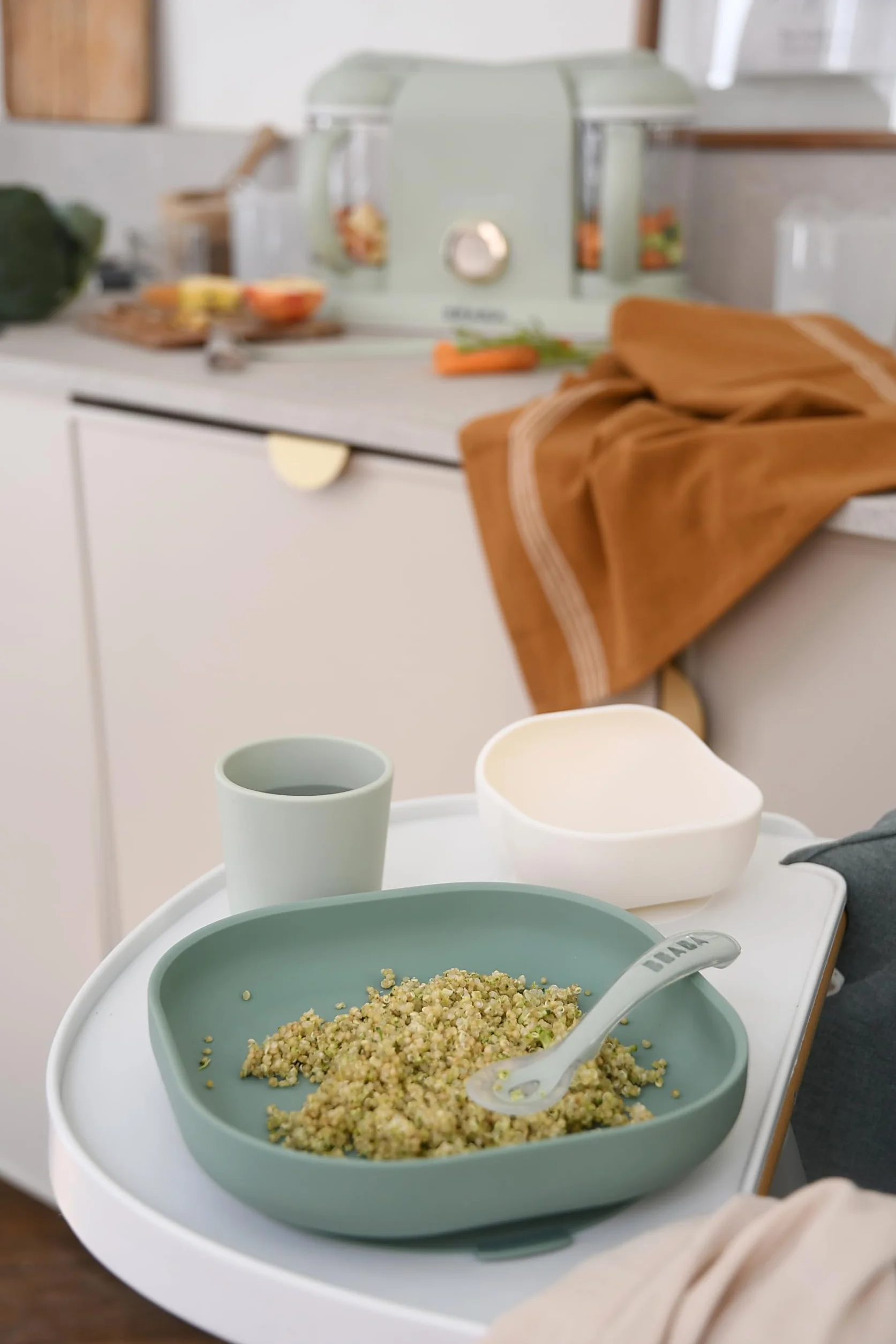 BÉABA Set Vaisselle Silicone Repas Bébé 4 Pièces Assiette Bol Verre Cuillère Vert Sauge