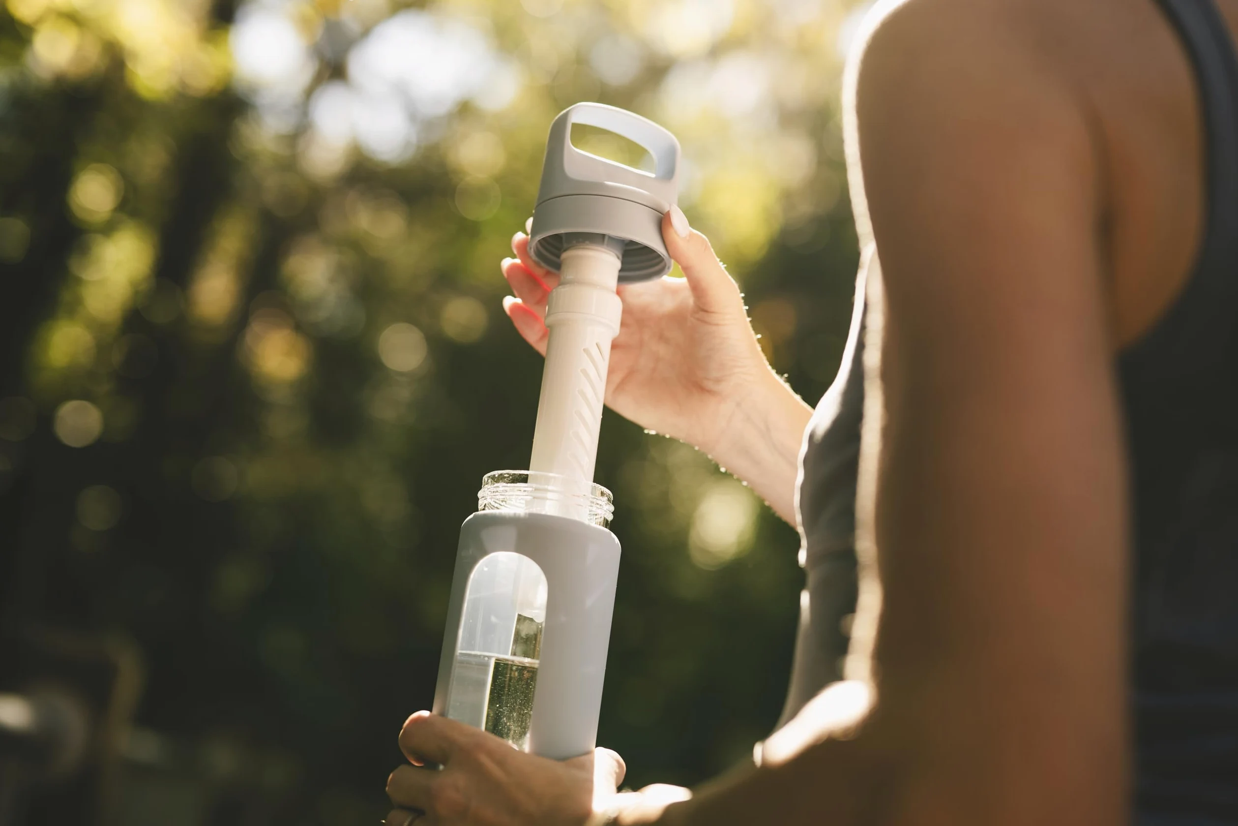 LifeStraw Go Series – Bouteille filtrante en verre soufflé à la main avec manchon en silicone pour l'hydratation à la maison ou en déplacement, mer Égée, 590 ml