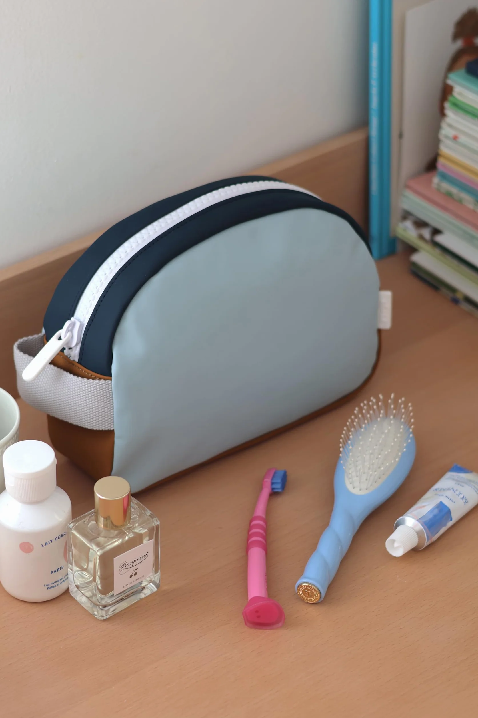 BÉABA Trousse de toilette Bébé/Enfant Waterproof 2,5L Grande Contenance Ouverture Large Zippée Night Blue