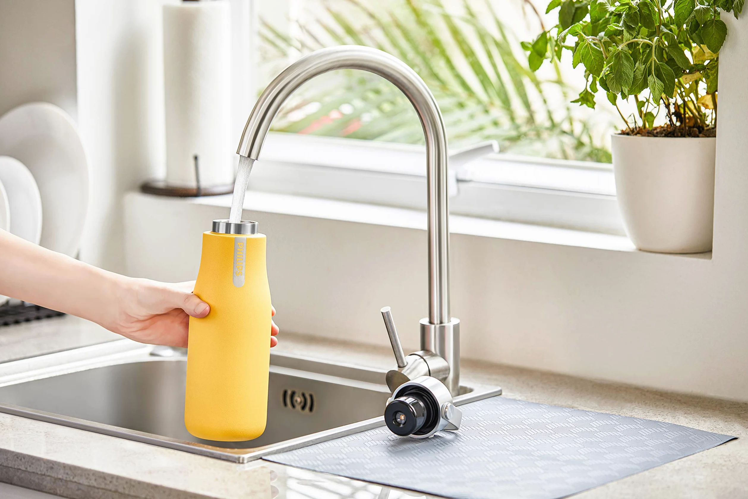 Philips Water Gourde ThermoSmart UV Go Zero 590 ml, jaune pastel – AWP2788YL, technologie de stérilisation par UV, élimine 99,999 % des BACTÉRIES, VIRUS et PARASITES