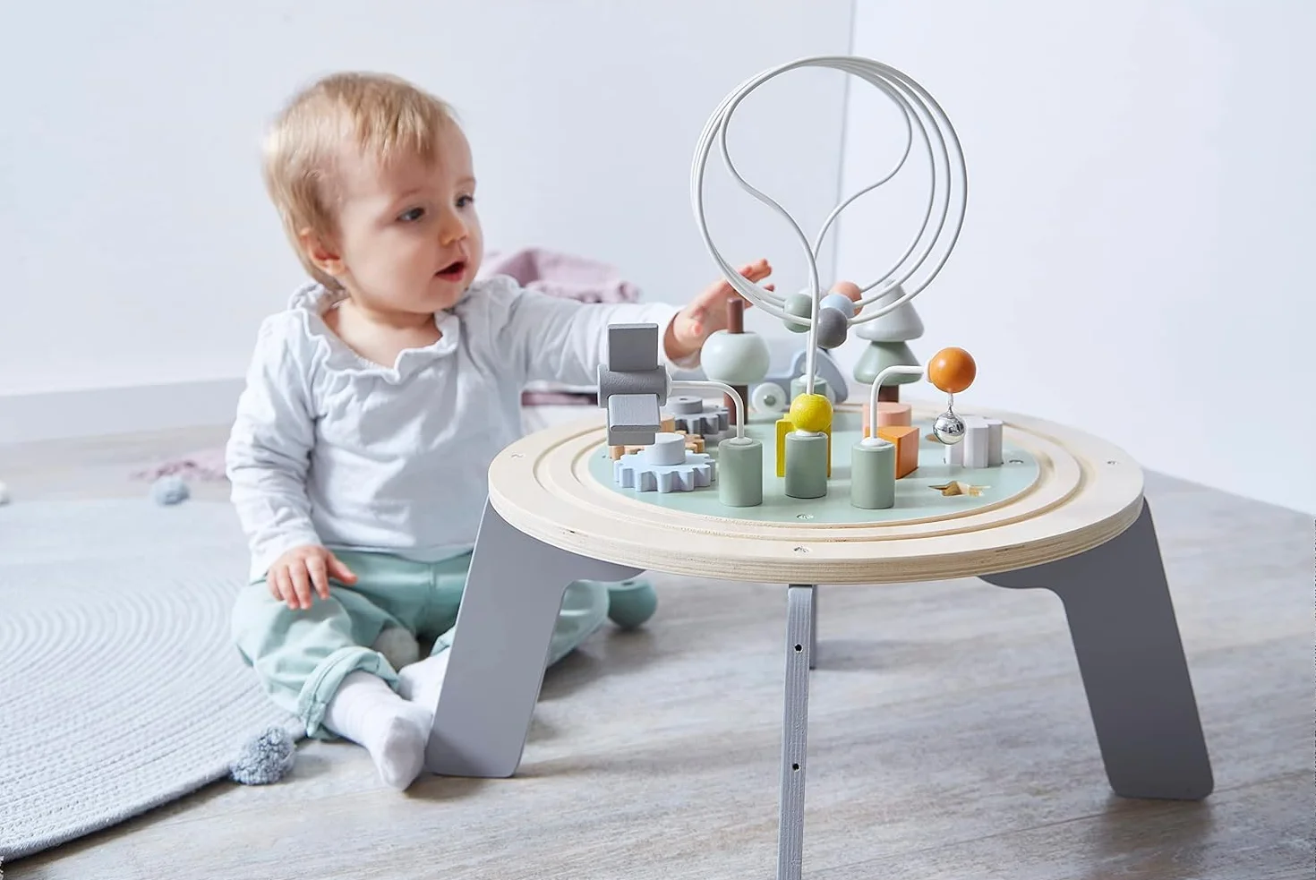 Janod - Table d'Activités en Bois Sweet Cocoon - Table Multijeux - Activités 1er Âge - Développement Motricité Fine - Pieds Antidérapants - Peinture à l'eau - Certifié FSC - Dès 1 an, J04402