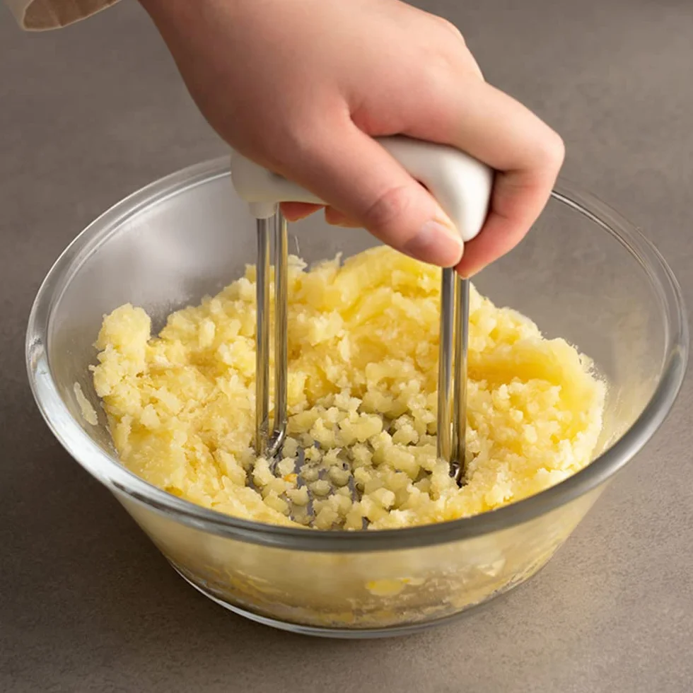 Potato Masher en acier inoxydable avec poignée PP, ustensile de masher alimentaire manuel, nettoyage vaisselle (WHITE)