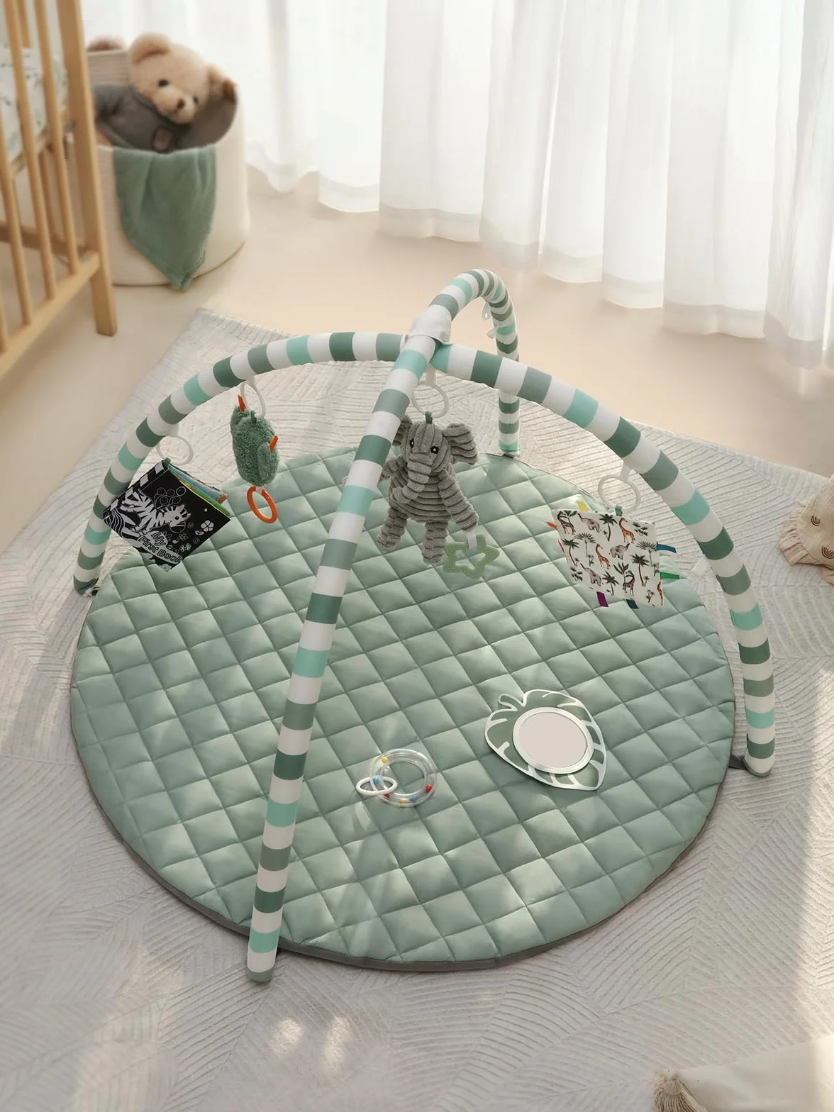 Blissful Diary Tapis d'Éveil Bébé avec Arche Amovible, 6 Jouets Sensoriels et Moteurs, Vert Sauge