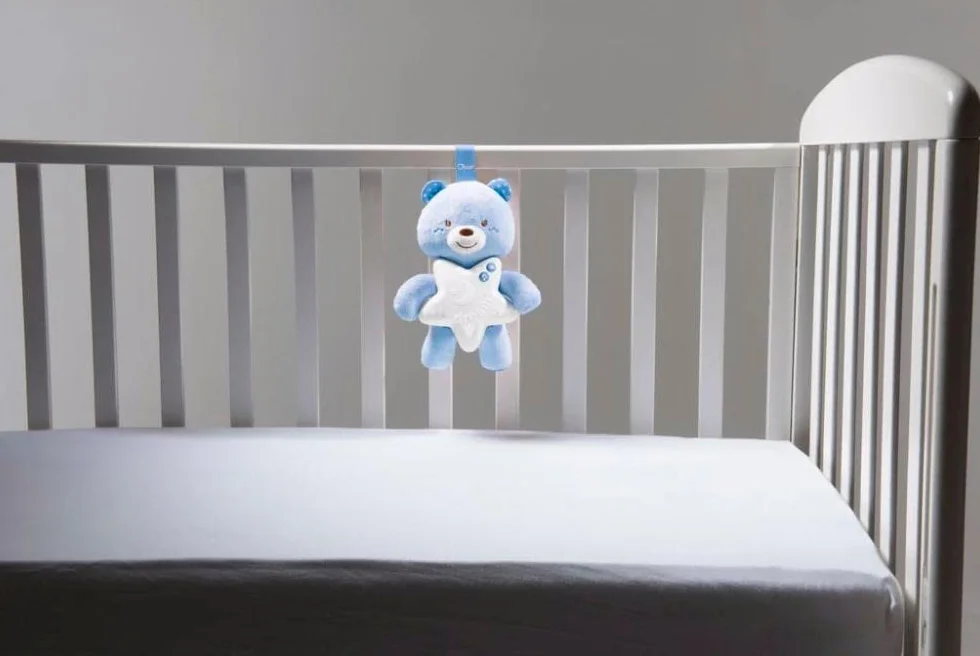 Chicco Veilleuse Petit Ourson First Dreams, peluche douce ours avec mélodies relaxantes et veilleuse, bleu